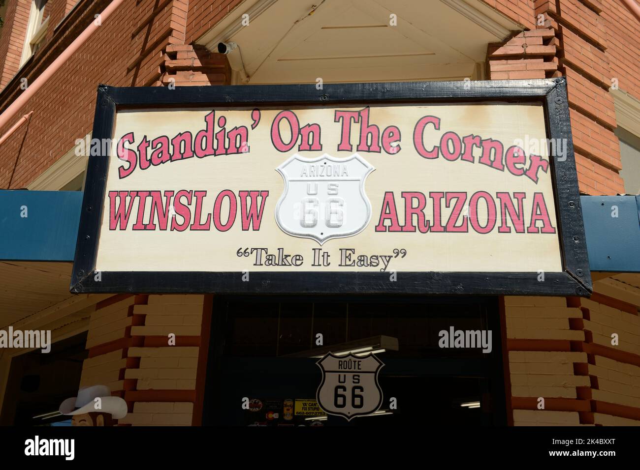 Deckenschild vor dem Geschenkeladen an der Ecke in Winslow, Arizona Stockfoto