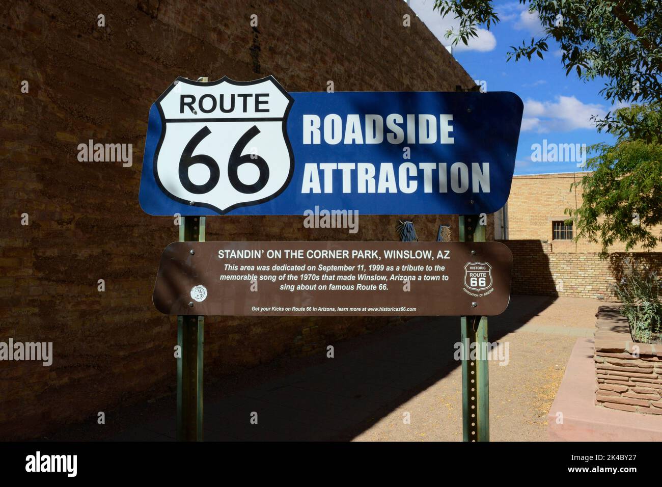 Route 66 Schild mit den Sehenswürdigkeiten am Straßenrand, das dem Standin' on the Corner in Winslow, Arizona, gewidmet ist Stockfoto