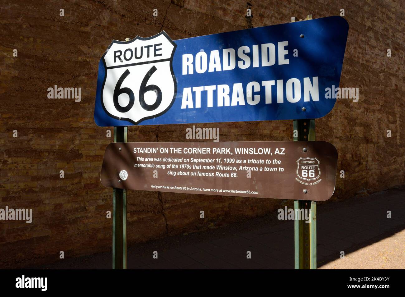 Route 66 Schild mit den Sehenswürdigkeiten am Straßenrand, das dem Standin' on the Corner in Winslow, Arizona, gewidmet ist Stockfoto