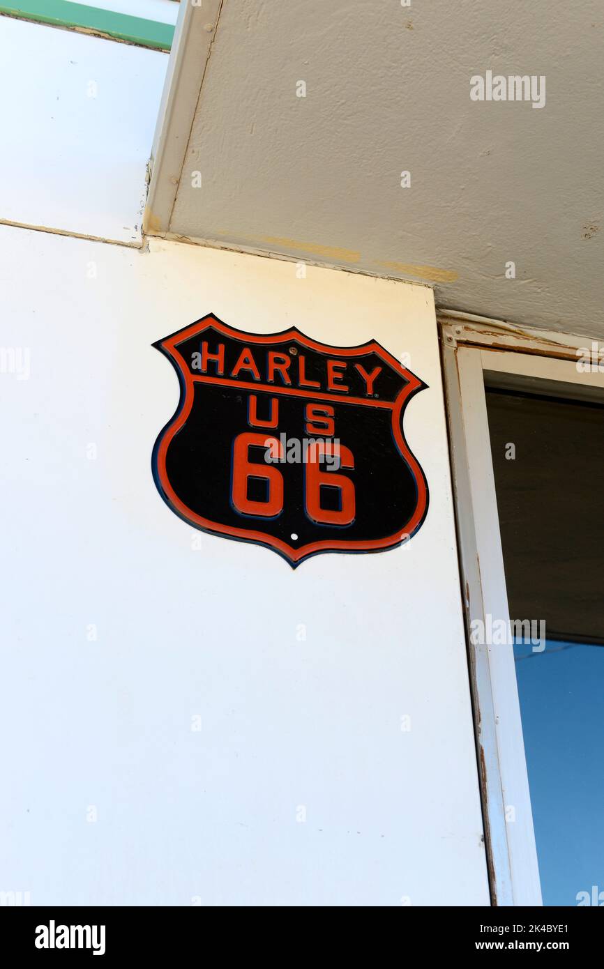 Harley US 66 Schild draußen an einer Wand in Winslow, Arizona Stockfoto