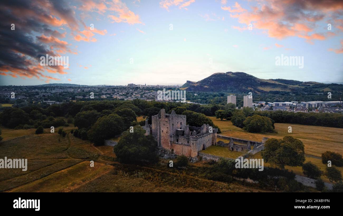 Eine Drohnenaufnahme des Edinburgh Castle in der Naturlandschaft, umgeben von Bäumen in Schottland Stockfoto