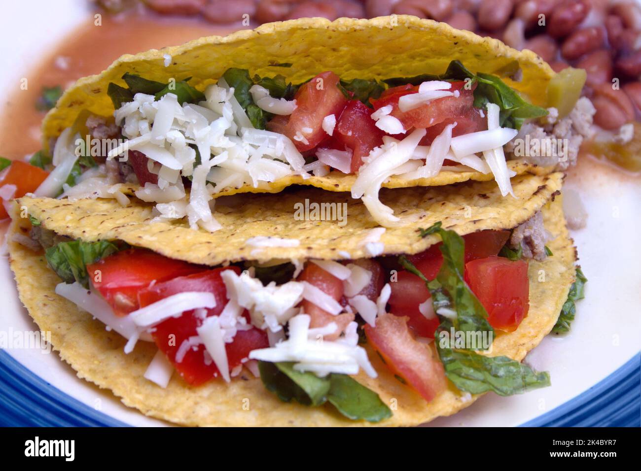 Extreme Nahaufnahme eines chaotischen Tacos und Bohnen, köstlich und fleischfrei Stockfoto