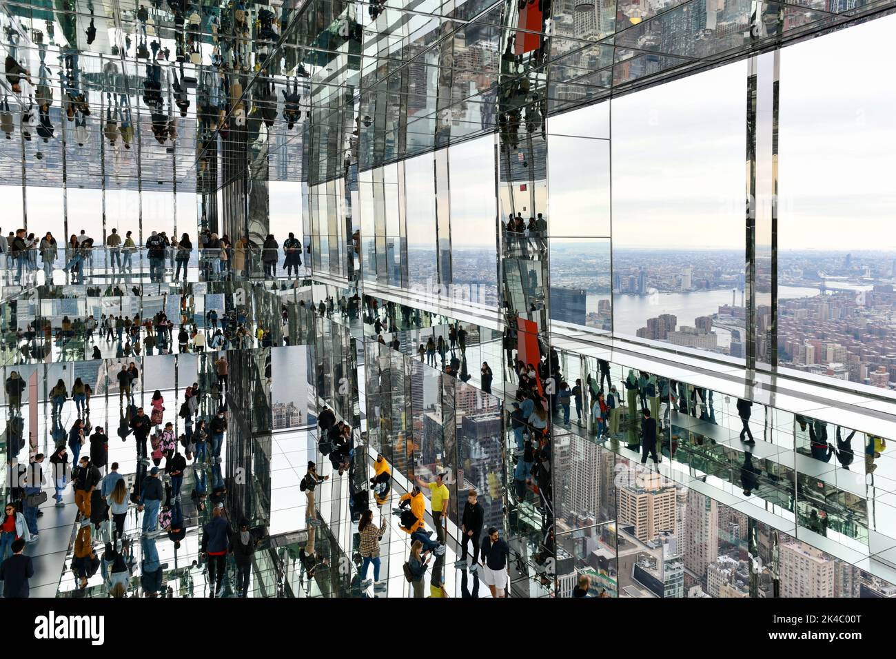 New York City - 24. Oktober 2021: Die Skyline von New York, wie sie in den Reflexionen von One Vanderbilt zu sehen ist. Stockfoto