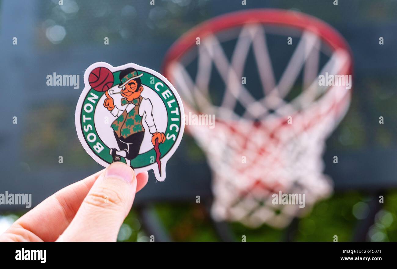 15. September 2021, Boston, USA, Ein Mann hält das Logo des Boston Celtics Basketballclubs in der Hand auf dem Sportplatz. Stockfoto
