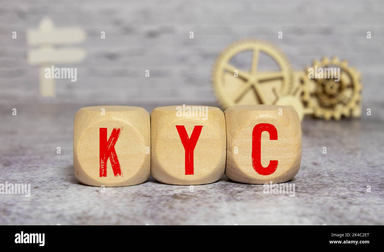 Holzblöcke mit dem Wort KYC - Know Your Customer Client. Überprüfen Sie die Identität, Eignung und Risiken, die mit der Aufrechterhaltung einer Geschäftsbeziehung verbunden sind Stockfoto
