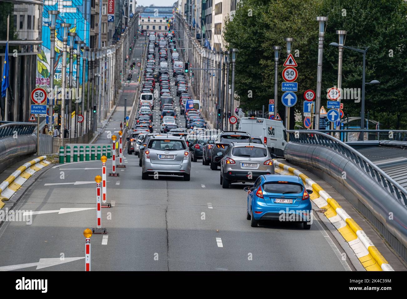 Brüssel, Belgien - 10. September 2022: Starker Verkehr in der Hauptverkehrszeit auf der Rue de la Loi Stockfoto