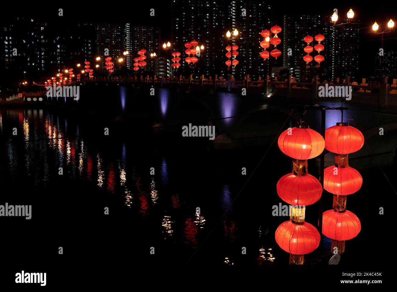 Öffentliche Laternen-Ausstellung am Shing Mun River und im Shatin Park, New Territories, Hongkong 12.. September 2022 Stockfoto