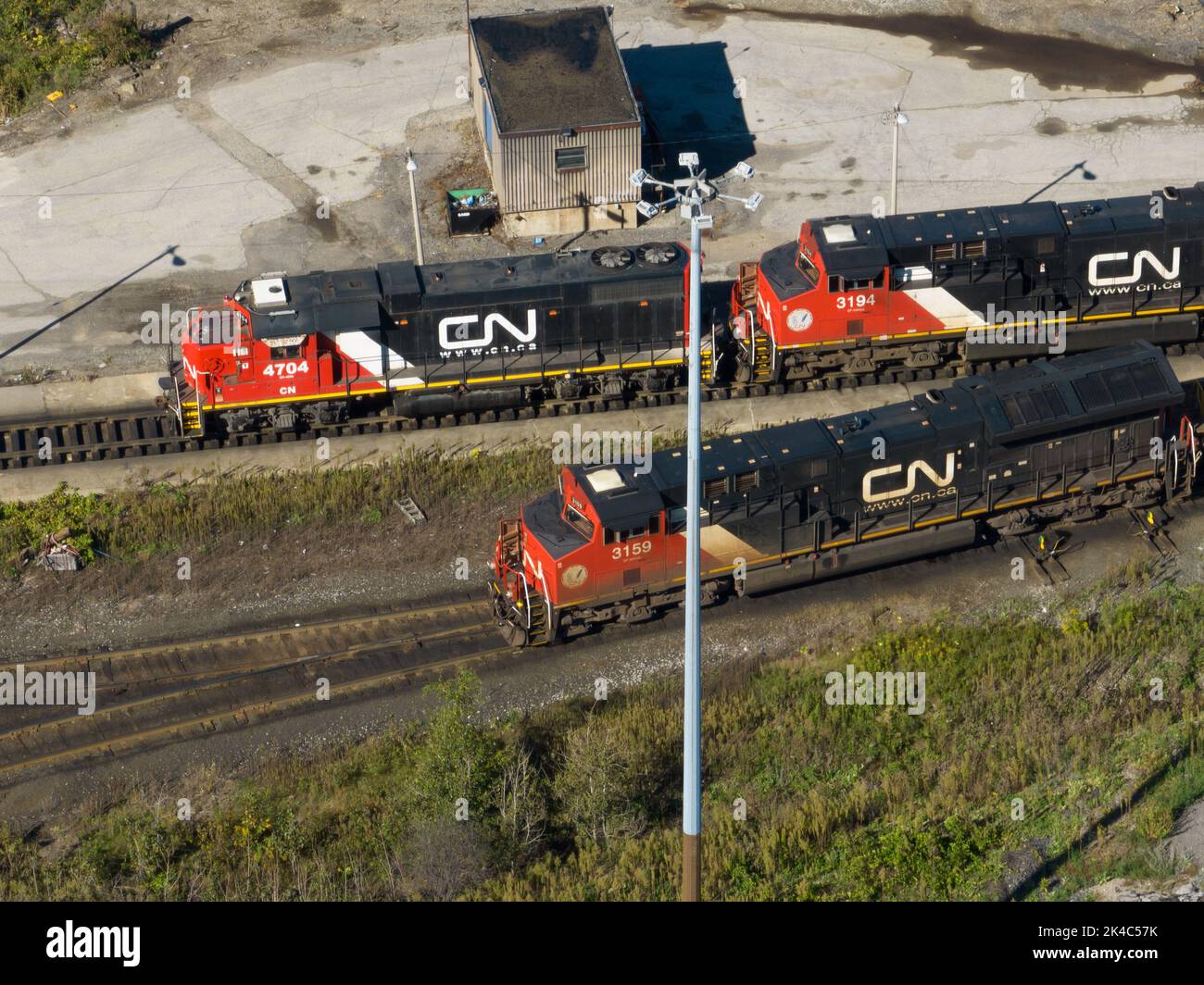 Ein Blick aus der Vogelperspektive über dem CN Rail Railyard an einem sonnigen Tag mit drei Lokomotiven der Canadian National Railway. Stockfoto