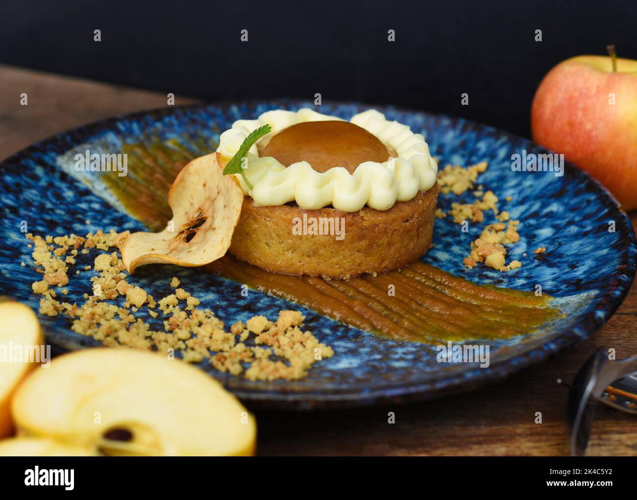 Apfeltarte mit frischen Äpfeln auf Holztisch Stockfoto