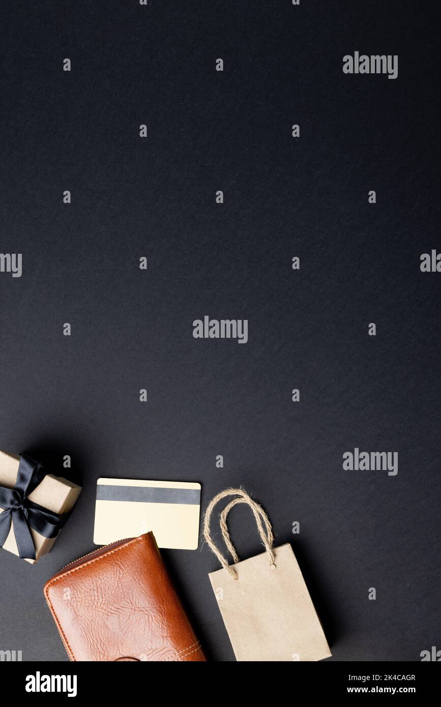 Zusammensetzung aus Tasche, Brieftasche, Geschenk und Kreditkarte mit Kopierplatz auf grauem Hintergrund Stockfoto