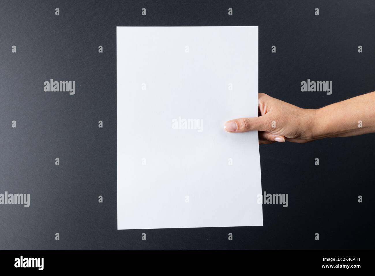 Zusammensetzung der Hand mit leerer Karte mit Kopierplatz auf grauem Hintergrund Stockfoto
