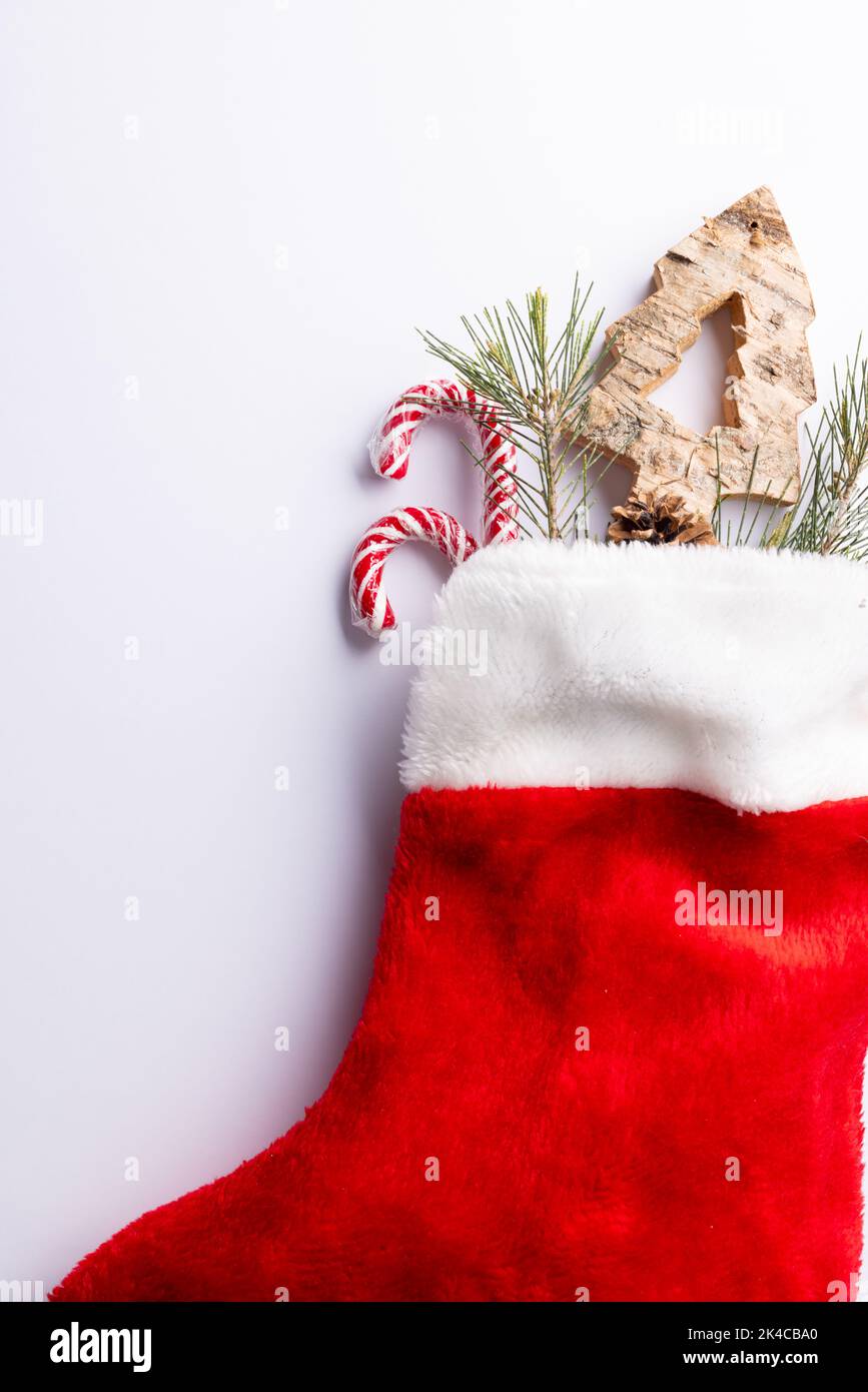 Bild von weihnachtsschmuck in weihnachtsstrumpf und Kopierer Platz auf weißem Hintergrund Stockfoto