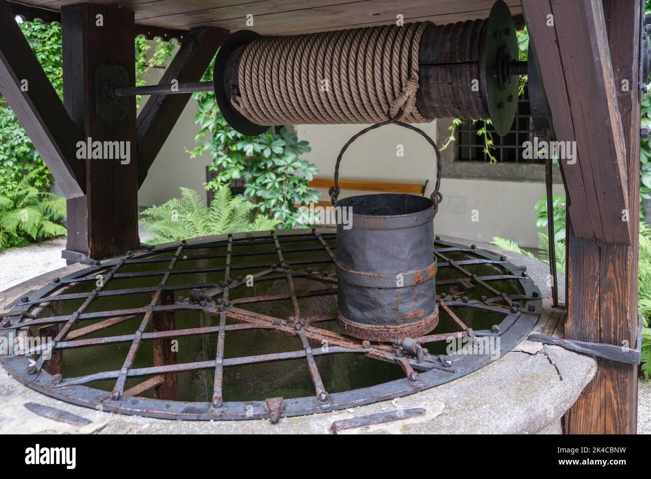 Eine schöne Aufnahme eines Brunnens auf der Greinburg in Grein, Österreich Stockfoto