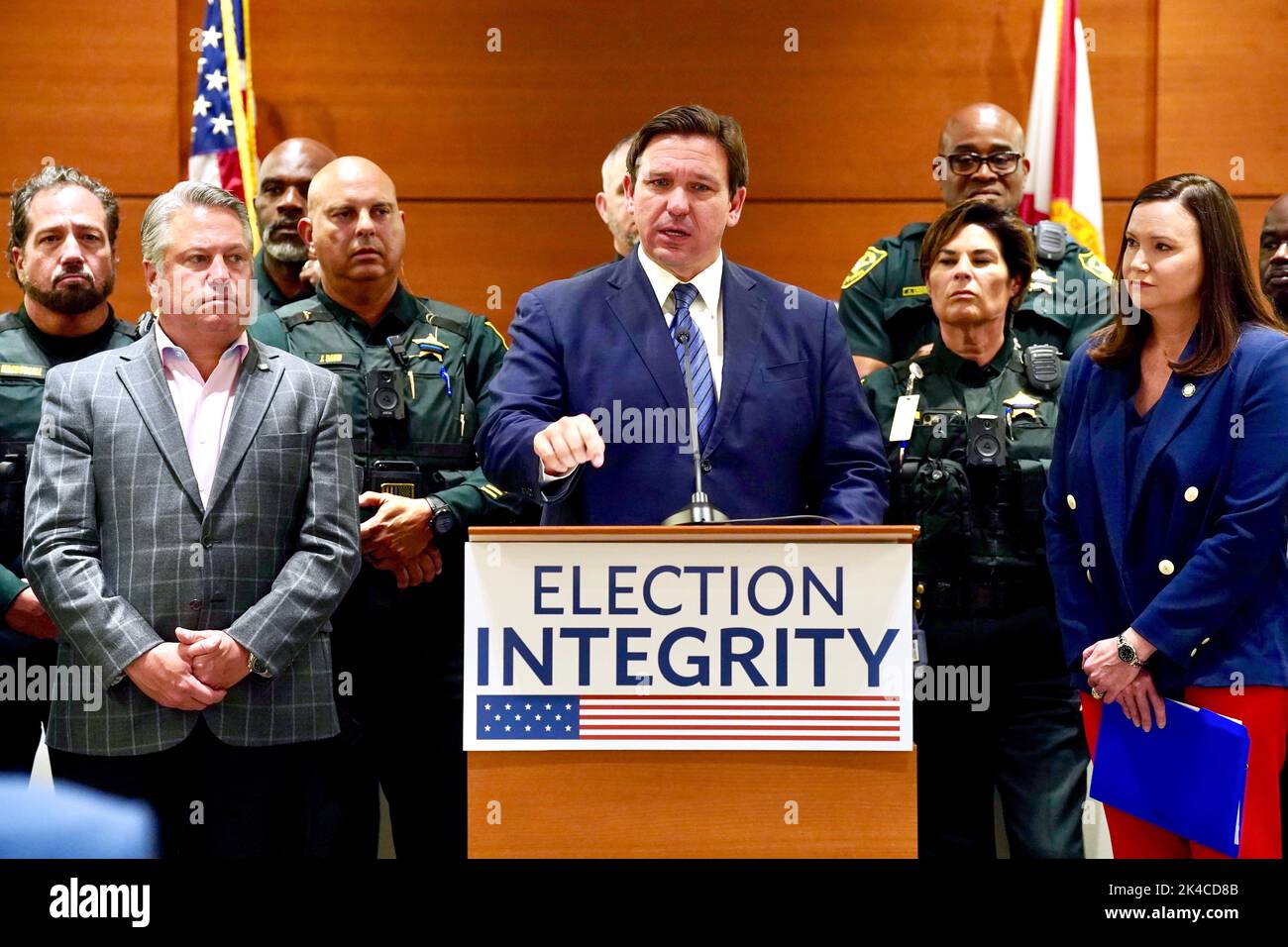 Der Gouverneur von Florida, Ron DeSantis, sprach am 18. August 2022 auf einer Pressekonferenz des Gerichts von Broward County über die Verhaftung von 20 Ex-Verbrechern wegen Wahlbetrug im Zusammenhang mit den Wahlen von 2020. (USA) Stockfoto