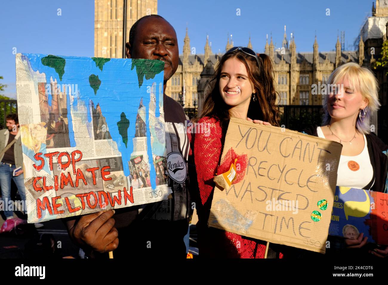 London, Großbritannien. 1.. Oktober 2022. Just Stop Oil and Extinction Rebellion marsch zum Parliament Square, wo sie geplant hatten, Westminster zu besetzen, wegen der Versäumnisse der Regierung, die Klima- und Lebenshaltungskrise anzugehen. Die Klimaaktivisten werden aufhören zu stören, wenn keine neuen Projekte für fossile Brennstoffe finanziert werden. Kredit: Elfte Stunde Fotografie/Alamy Live Nachrichten Stockfoto