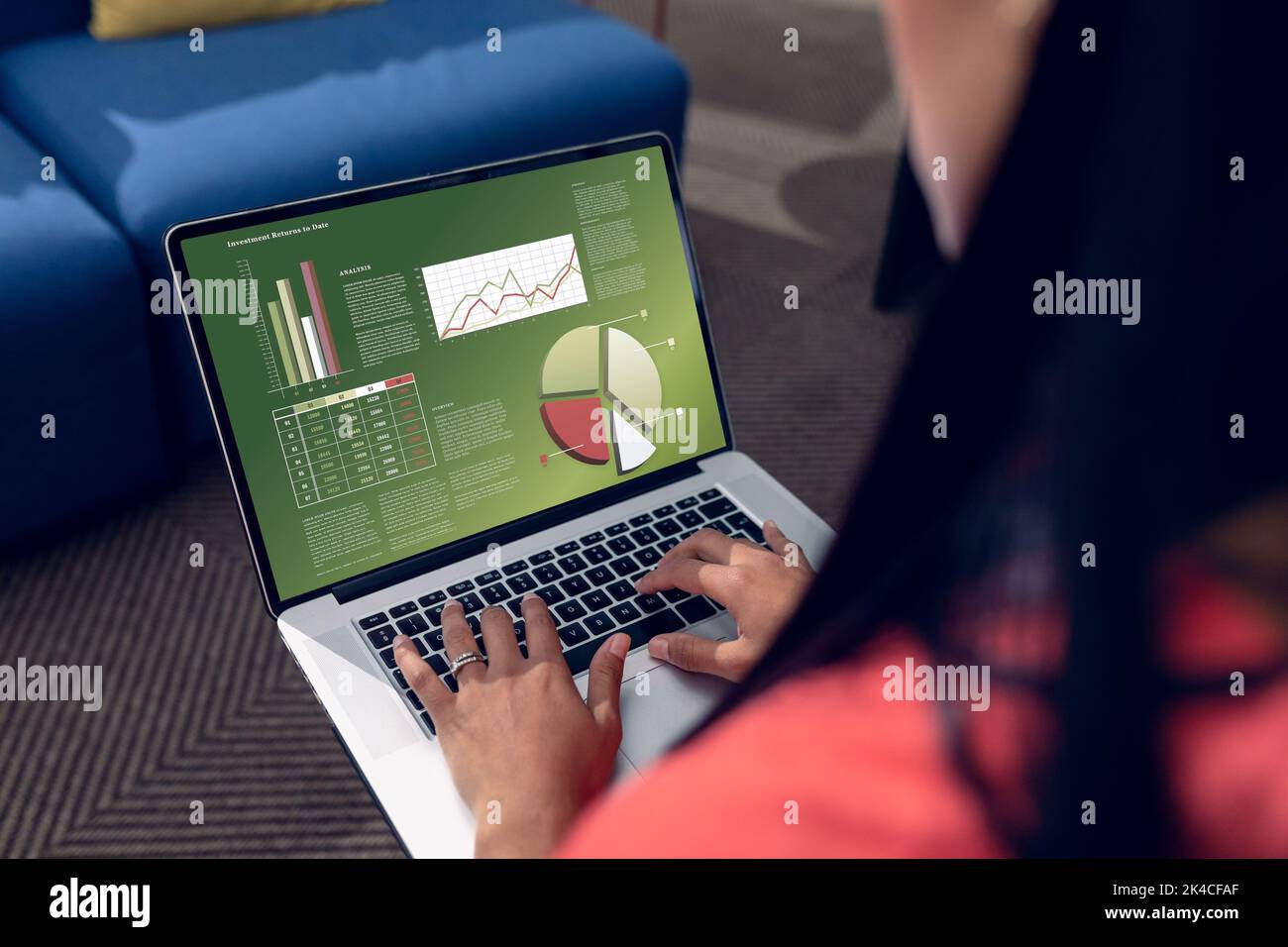 Kaukasische Unternehmerin analysiert infographic Geschäftsbericht über Laptop im Büro Stockfoto