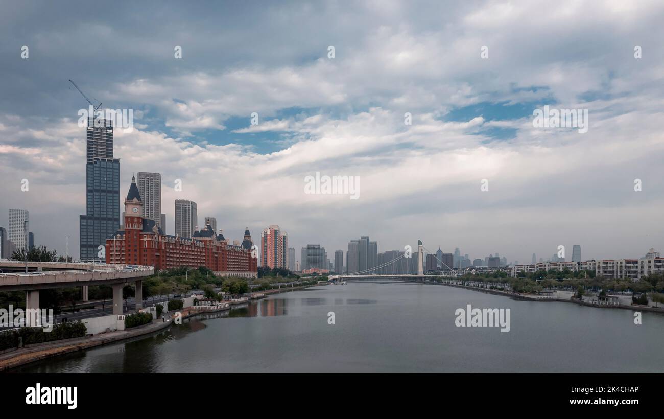 Luftaufnahmen von der Haijin Bridge und der Fumin Bridge entlang des Haihe River in Tianjin, China und ihrer Umgebung. Stockfoto