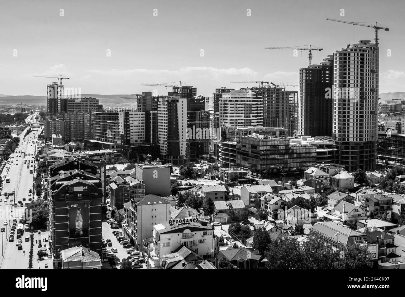 Eine erhöhte Panorama-Stadtansicht von Pristina, Hauptstadt des Kosovo, mit zahlreichen Wahrzeichen dieser modernen Stadt im ehemaligen Yugolsavia. Sommertag Stockfoto