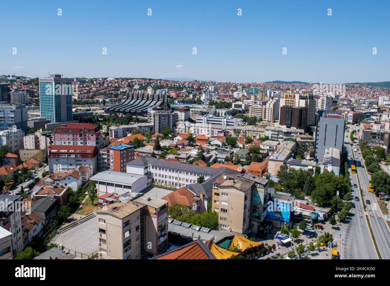 Eine erhöhte Panorama-Stadtansicht von Pristina, Hauptstadt des Kosovo, mit zahlreichen Wahrzeichen dieser modernen Stadt im ehemaligen Yugolsavia. Sommertag Stockfoto