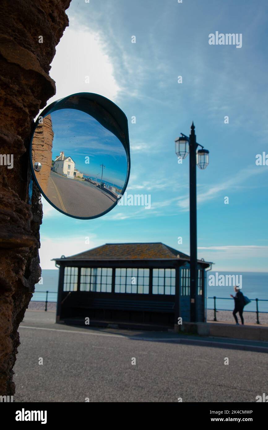 Ein schöner Blick auf das Meer in einem kugelförmigen Spiegel auf der Straße Stockfoto