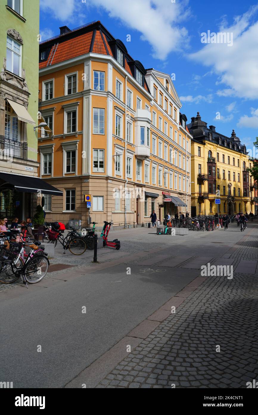 UPPSISA, SCHWEDEN -1 JUN 2022- Blick auf Gebäude auf der Straße in der Innenstadt von Uppsisa, einer Universitätsstadt in Schweden, am Fluss Fyrisan. Stockfoto