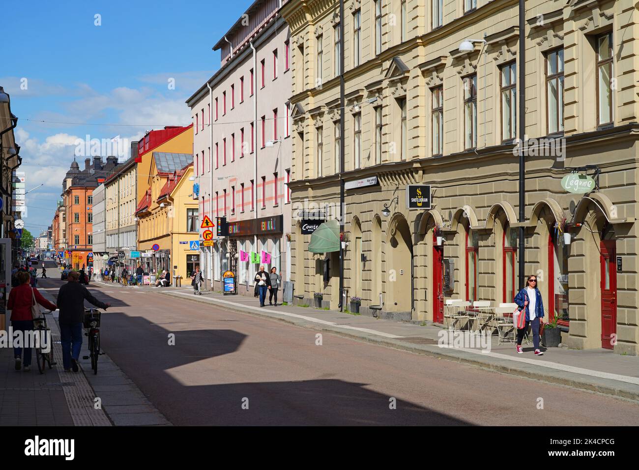 UPPSISA, SCHWEDEN -1 JUN 2022- Blick auf Gebäude auf der Straße in der Innenstadt von Uppsisa, einer Universitätsstadt in Schweden, am Fluss Fyrisan. Stockfoto