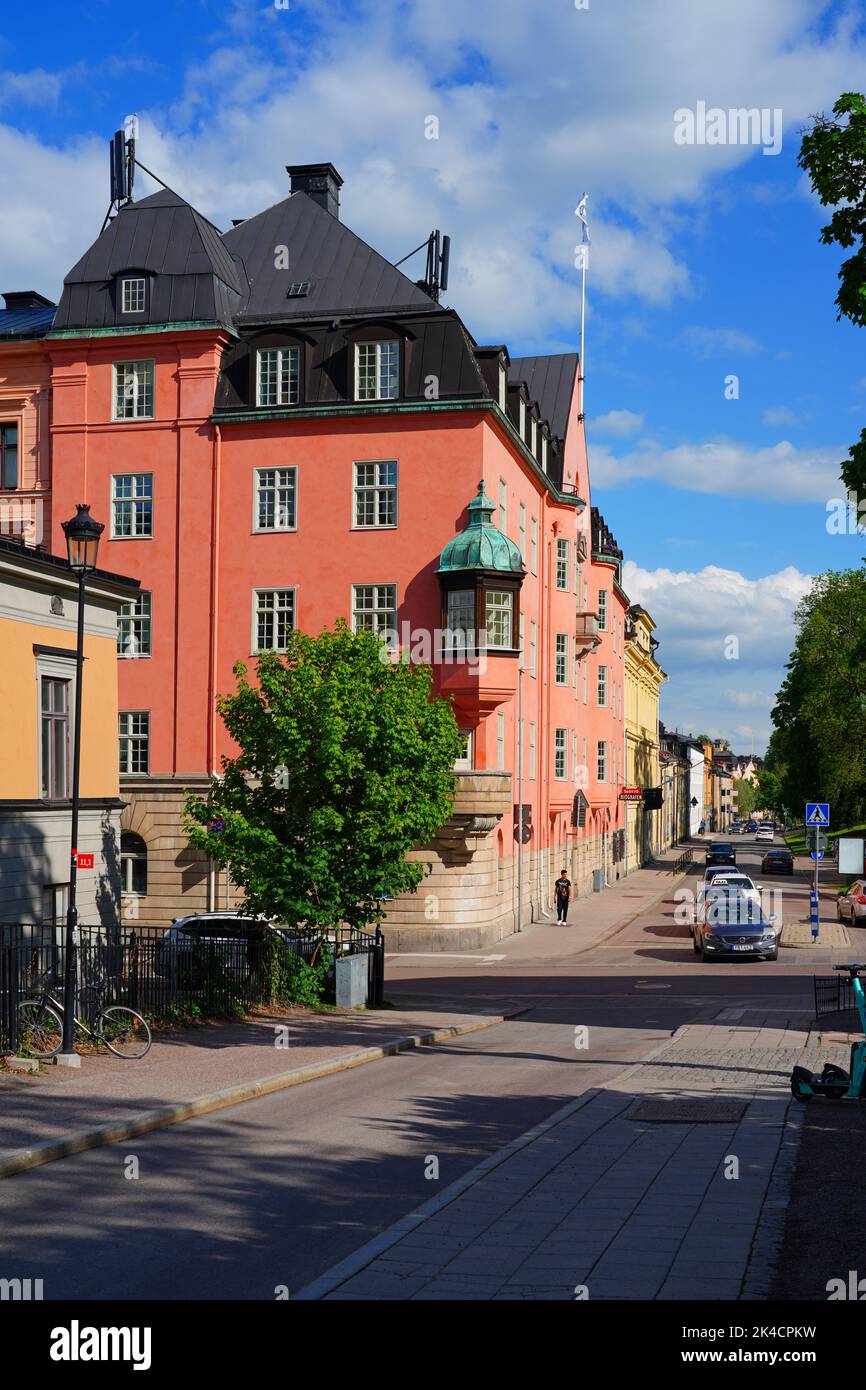 UPPSISA, SCHWEDEN -1 JUN 2022- Blick auf Gebäude auf der Straße in der Innenstadt von Uppsisa, einer Universitätsstadt in Schweden, am Fluss Fyrisan. Stockfoto