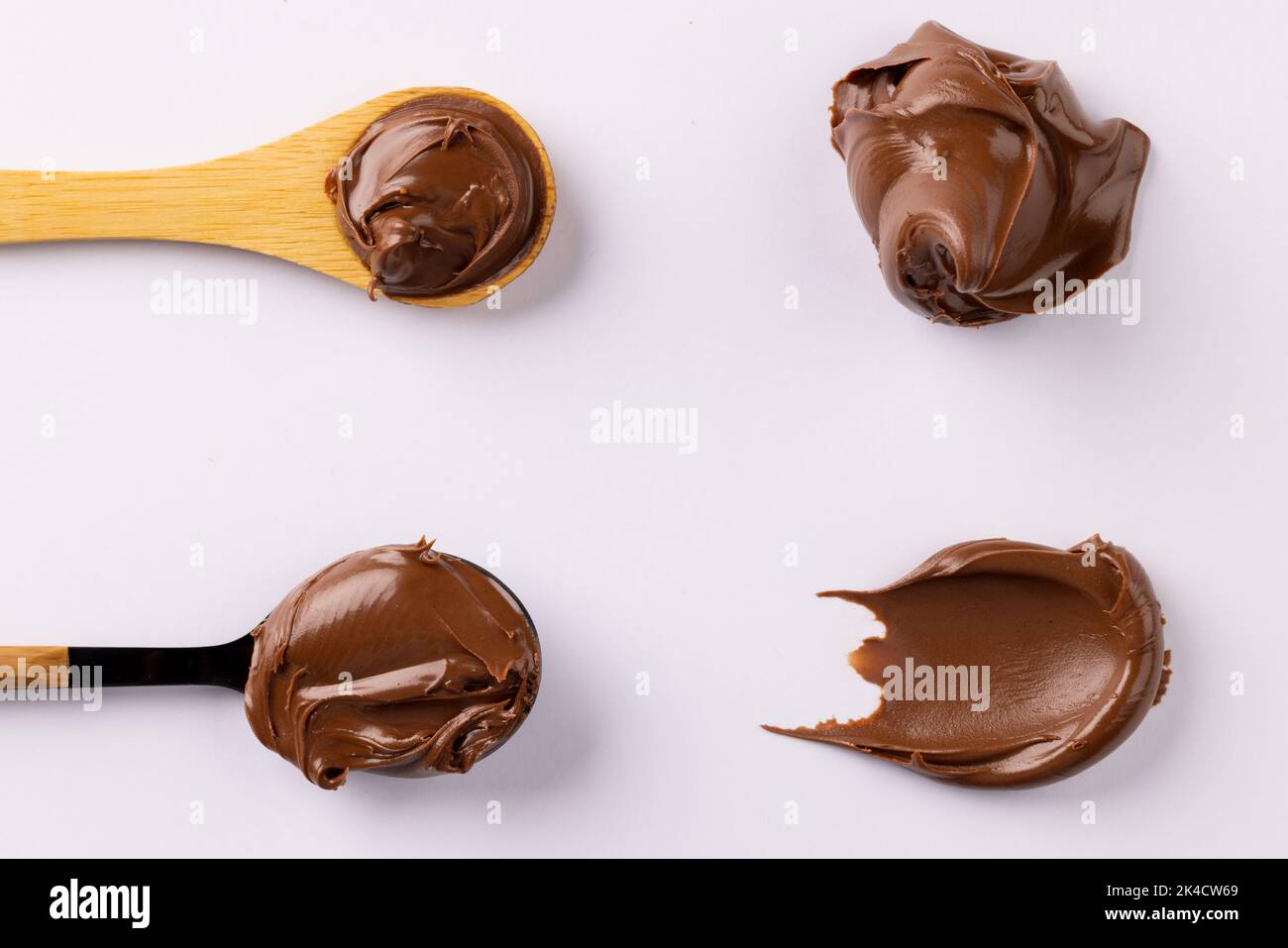 Bild von Löffeln mit Schokoladencreme auf weißem Hintergrund Stockfoto