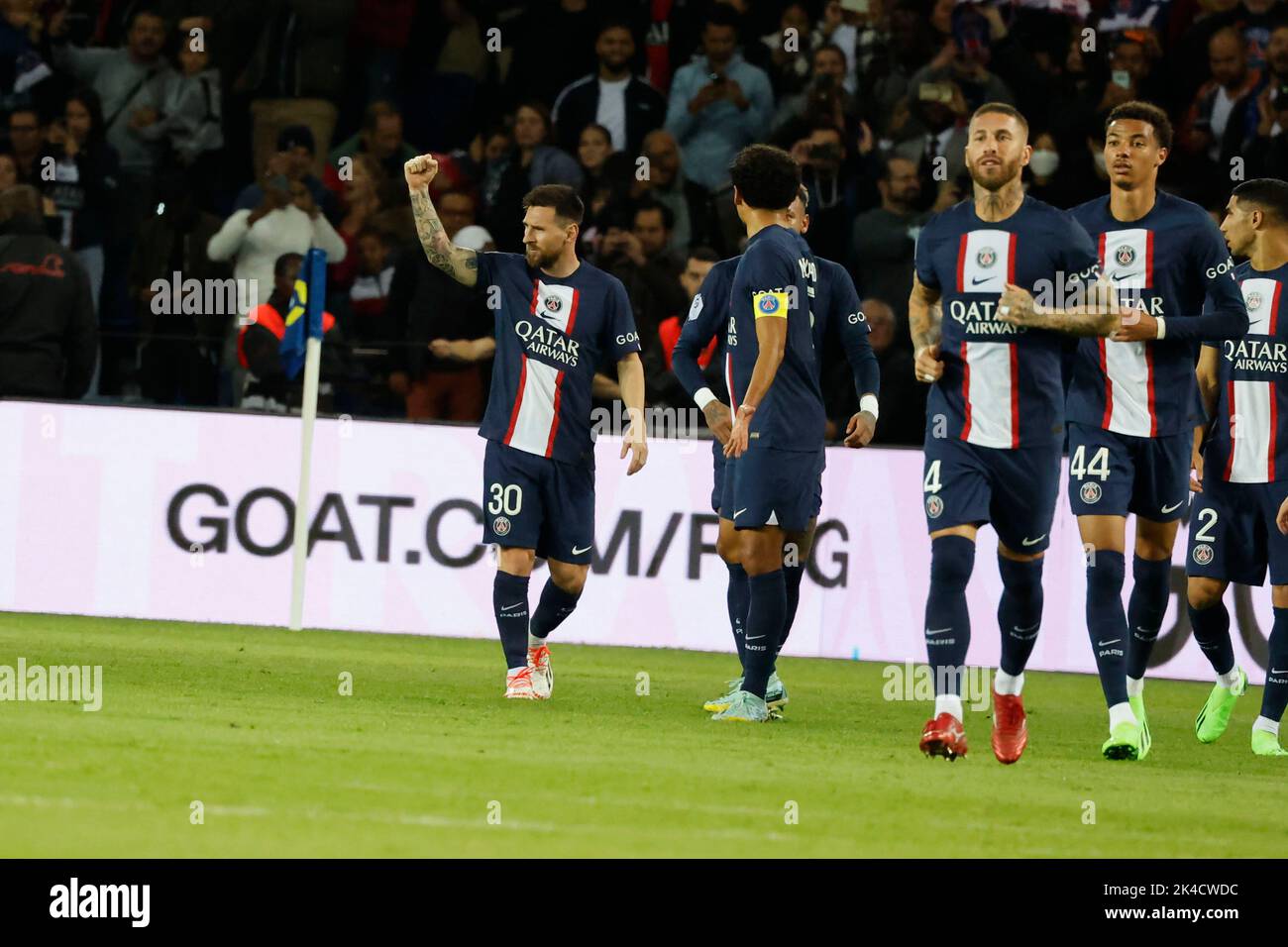 Paris, Frankreich. 1. Oktober 2022. Lionel Messi (1. L) von Paris Saint-Germain feiert sein Tor während des Fußballspiels der Französischen Liga 1 zwischen Paris Saint-Germain (PSG) und OGC Nice im Parc de Prines in Paris, Frankreich, am 1. Oktober 2022. Kredit: Rit Heize/Xinhua/Alamy Live Nachrichten Stockfoto