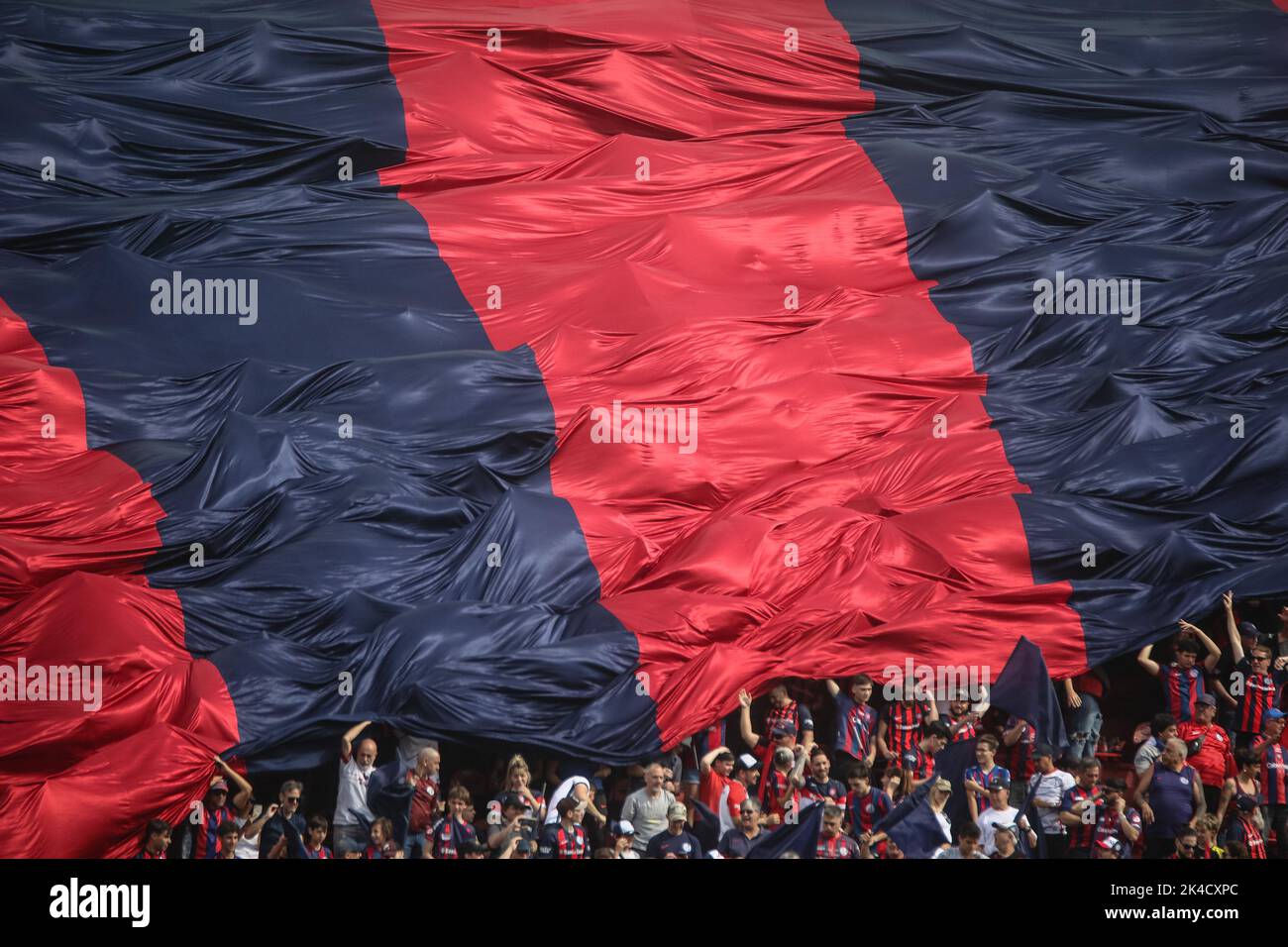 Buenos Aires, Argentinien. 01. Oktober 2022. San Lorenzo Fans feiern während des Spiels zwischen San Lorenzo und Huracan im Rahmen der Liga Profesional de Futbol 2022 im Pedro Bidegain Stadium. (Endergebnis: San Lorenzo 1 - 0 Huracan) Credit: SOPA Images Limited/Alamy Live News Stockfoto