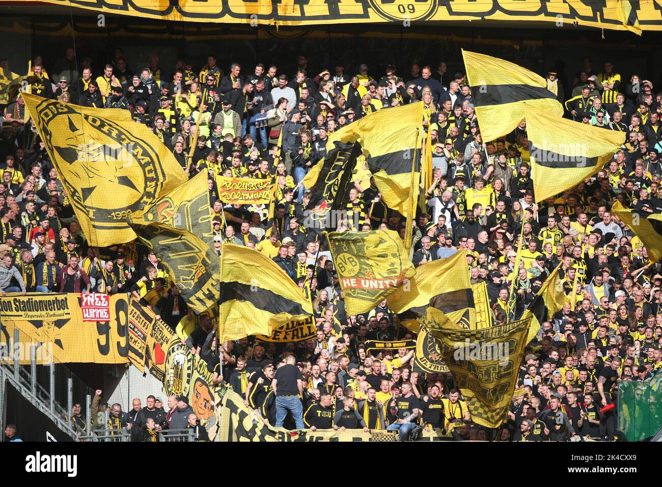 Köln, Deutschland. 01. Oktober 2022. Dortmunder Fans winken beim Bundesliga-Fußballspiel zwischen dem FC Köln und Borussia Dortmund in Köln Flagge. (Endnote: Köln 3:2 Borussia Dortmund) (Foto: Osama Faisal/SOPA Images/Sipa USA) Quelle: SIPA USA/Alamy Live News Stockfoto