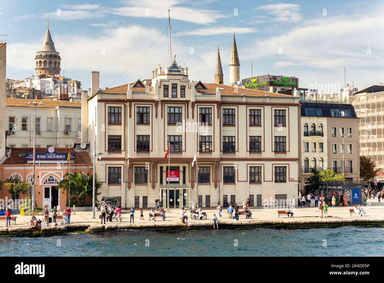 Istanbul, Türkei - 1. September 2022: Blick von der Bosporus-Straße des Istanbul Regional Port Authority Building, oder Istanbul Bolge Liman Baskanligi, mit Galata Turm im Hintergrund Stockfoto