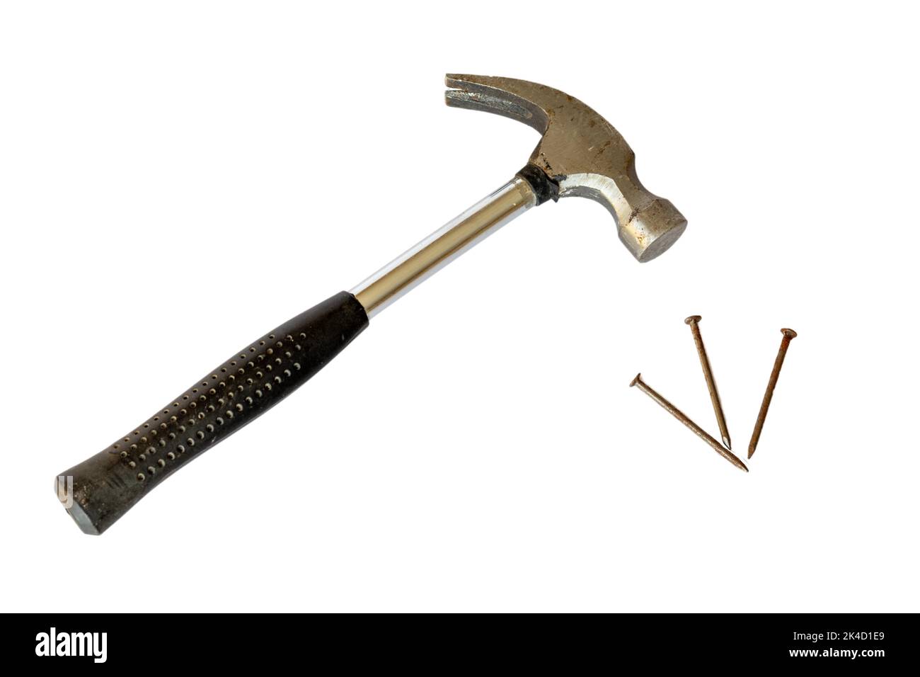 Hammer mit schwarzem Gummigriff mit Nägeln auf weißem isoliertem Hintergrund Stockfoto