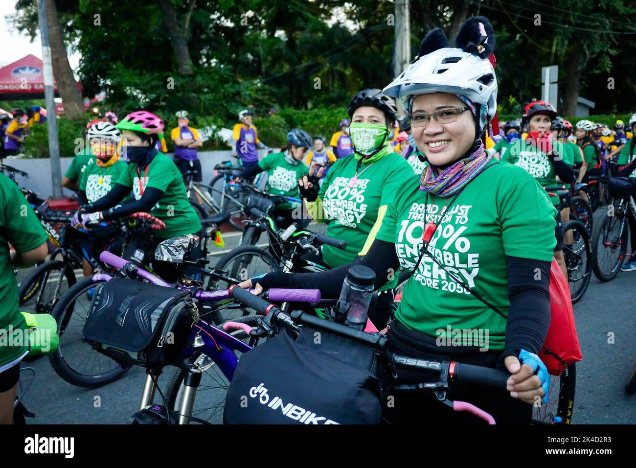 NCR, Philippinen. 1. Oktober 2022. Es gibt mehr als 1.000 Fahrradenthusiasten und Radfahrer haben sich einer Klimakampagne gegen fossile Brennstoffe angeschlossen. Die Veranstaltung fordert Regierungen und Unternehmen auf, den Planeten durch den Einsatz erneuerbarer Energien und anderer Alternativen gegen den Einsatz fossiler Brennstoffe zu retten. Die Stadtfahrt beginnt von San Juan City nach Pasig City, wo die Route von unternehmenseigenen Einrichtungen führt, die stark fossile Brennstoffe verbrauchen. Dies ist eine landesweite Aktivität auf den Philippinen und auch in anderen asiatischen Ländern. (Bild: © George Buid/ZUMA Press Wire) Stockfoto