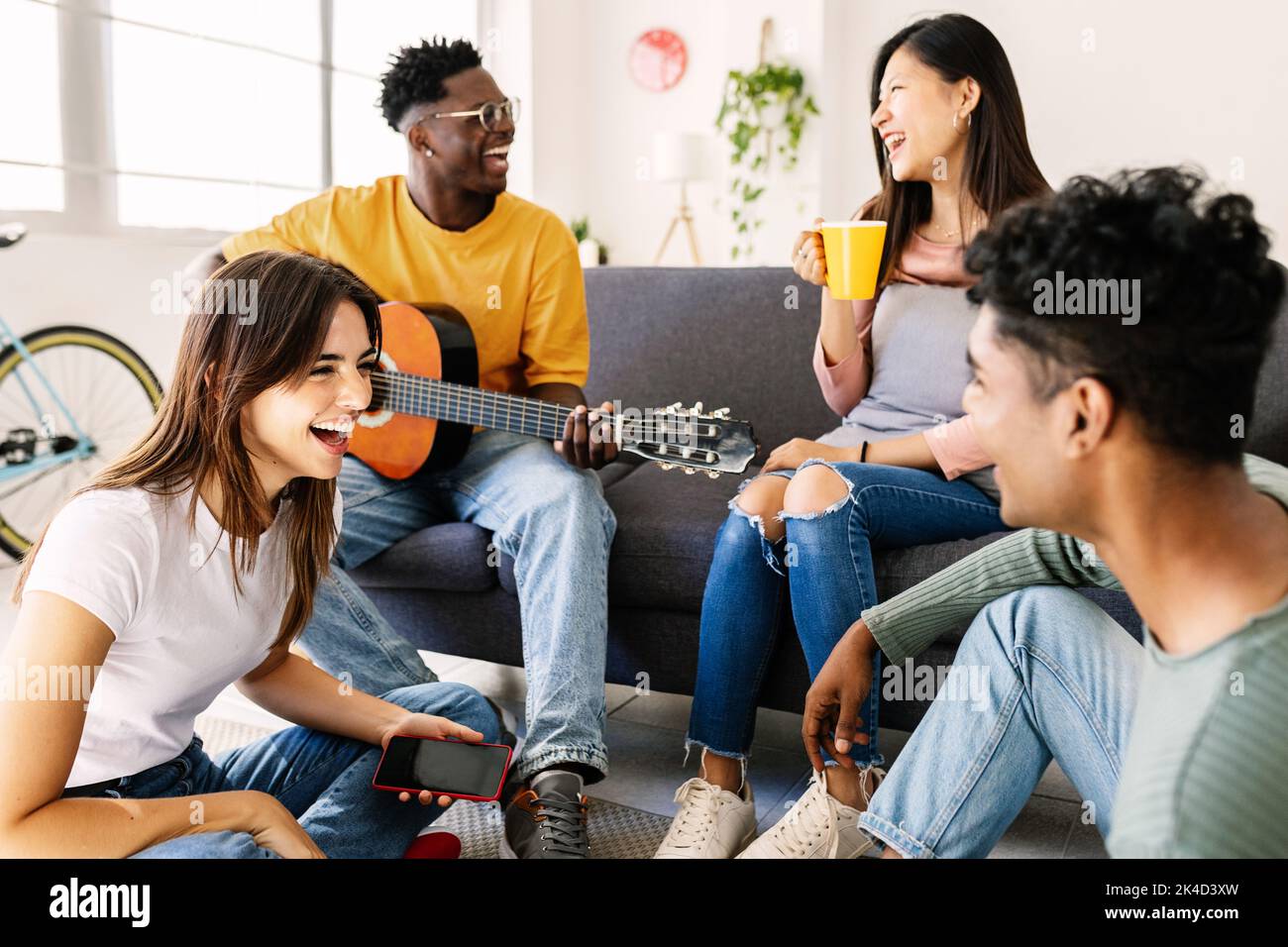 Eine Gruppe junger, vielfältiger Freunde, die zu Hause Spaß haben Stockfoto