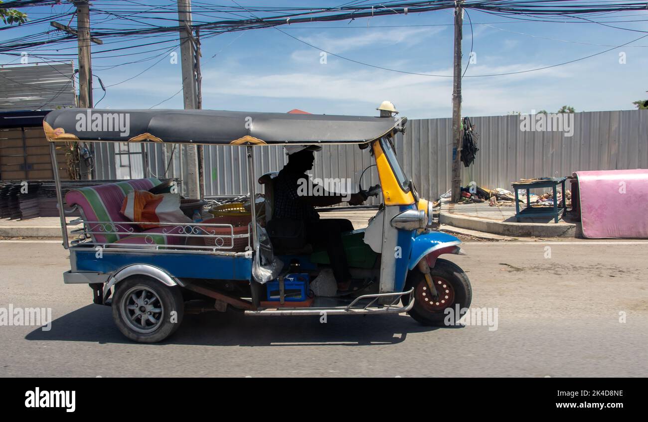 Ein traditionelles Motor-Dreirad - Tuk Tuk fährt auf einer ländlichen Straße, Thailand Stockfoto