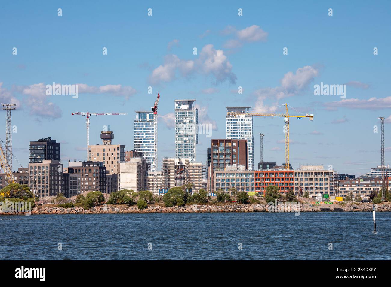 Neu erbautes Sompasaari-Viertel, das zum Teil noch im Bau ist, mit Kalasatama-Hochhäusern im Hintergrund in Helsinki, Finnland Stockfoto