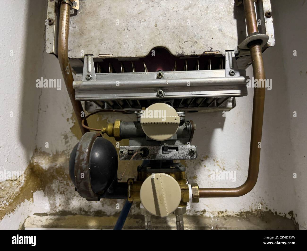 Vintage Gas Wasser Heizung mit Dusche auf der Backsteinmauer. Retro  Durchlauferhitzer mit Tippen Stockfotografie - Alamy