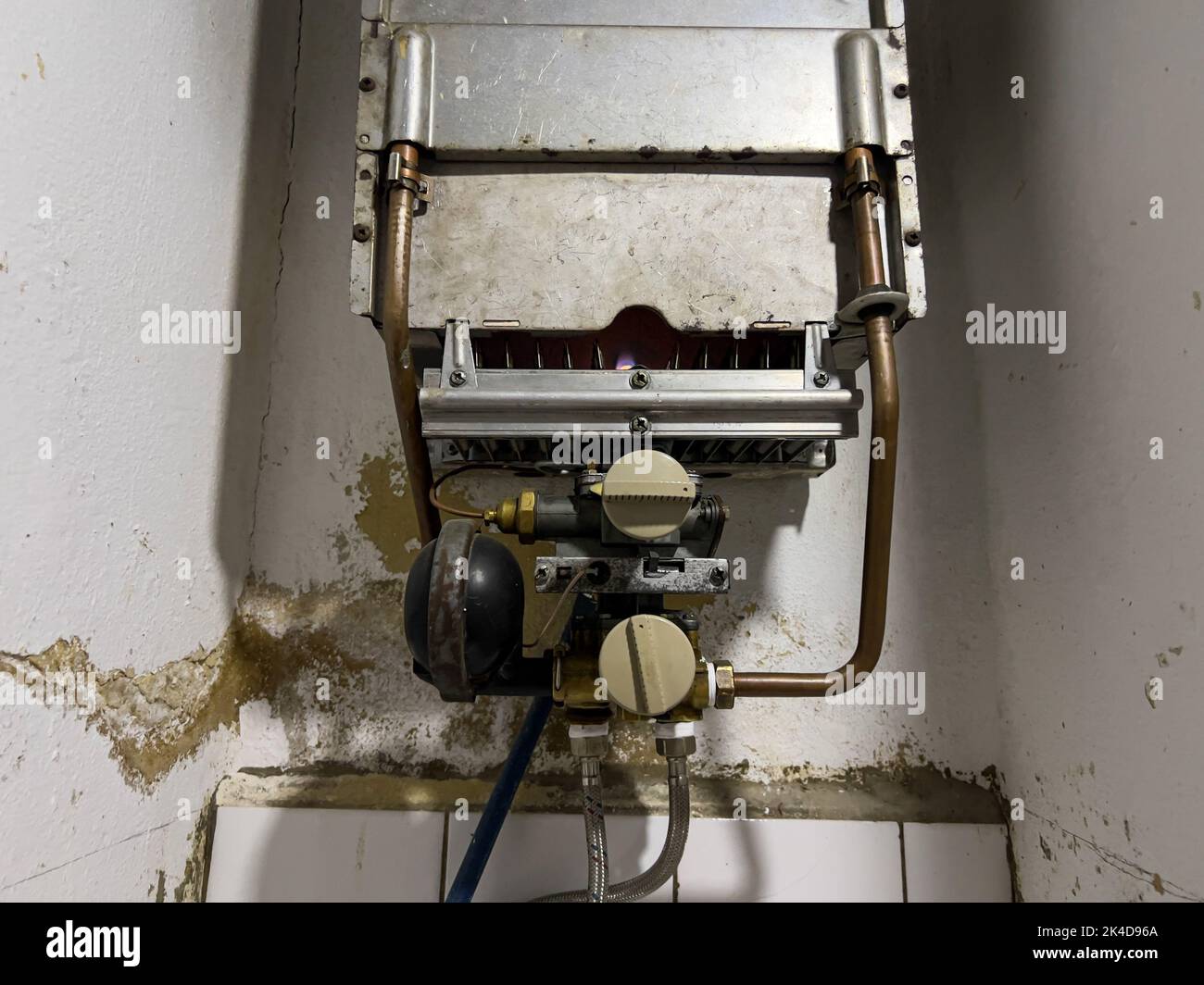 Vintage Gas Wasser Heizung mit Dusche auf der Backsteinmauer. Retro  Durchlauferhitzer mit Tippen Stockfotografie - Alamy