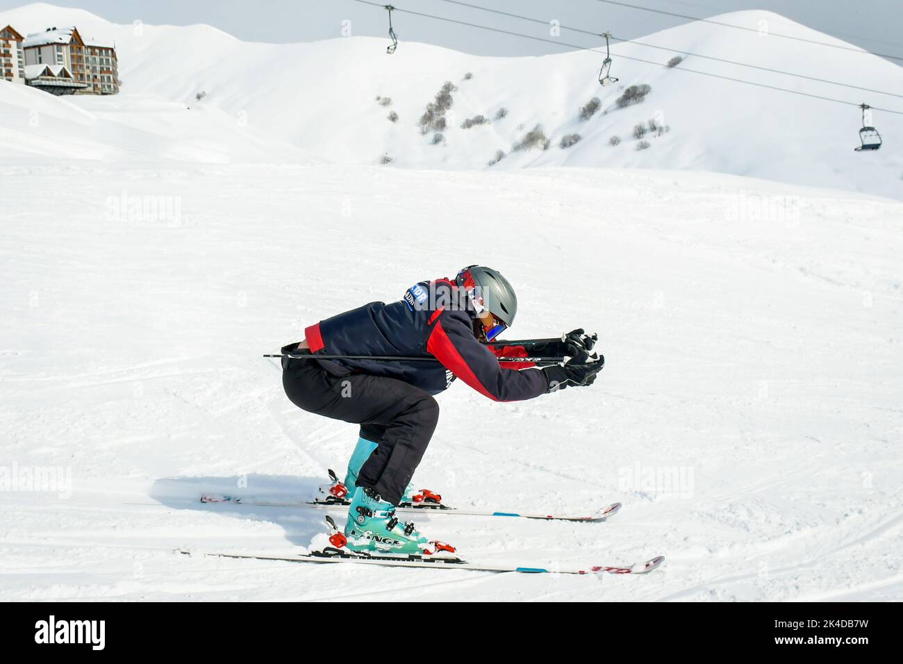Gudauri, Georgien - 24.. januar 2022: Kaukasischer männlicher Skilehrer, der dem Skianfänger beibringt, zeigt, wie er sich auf der Piste lustig macht. Skiurlaub Stockfoto
