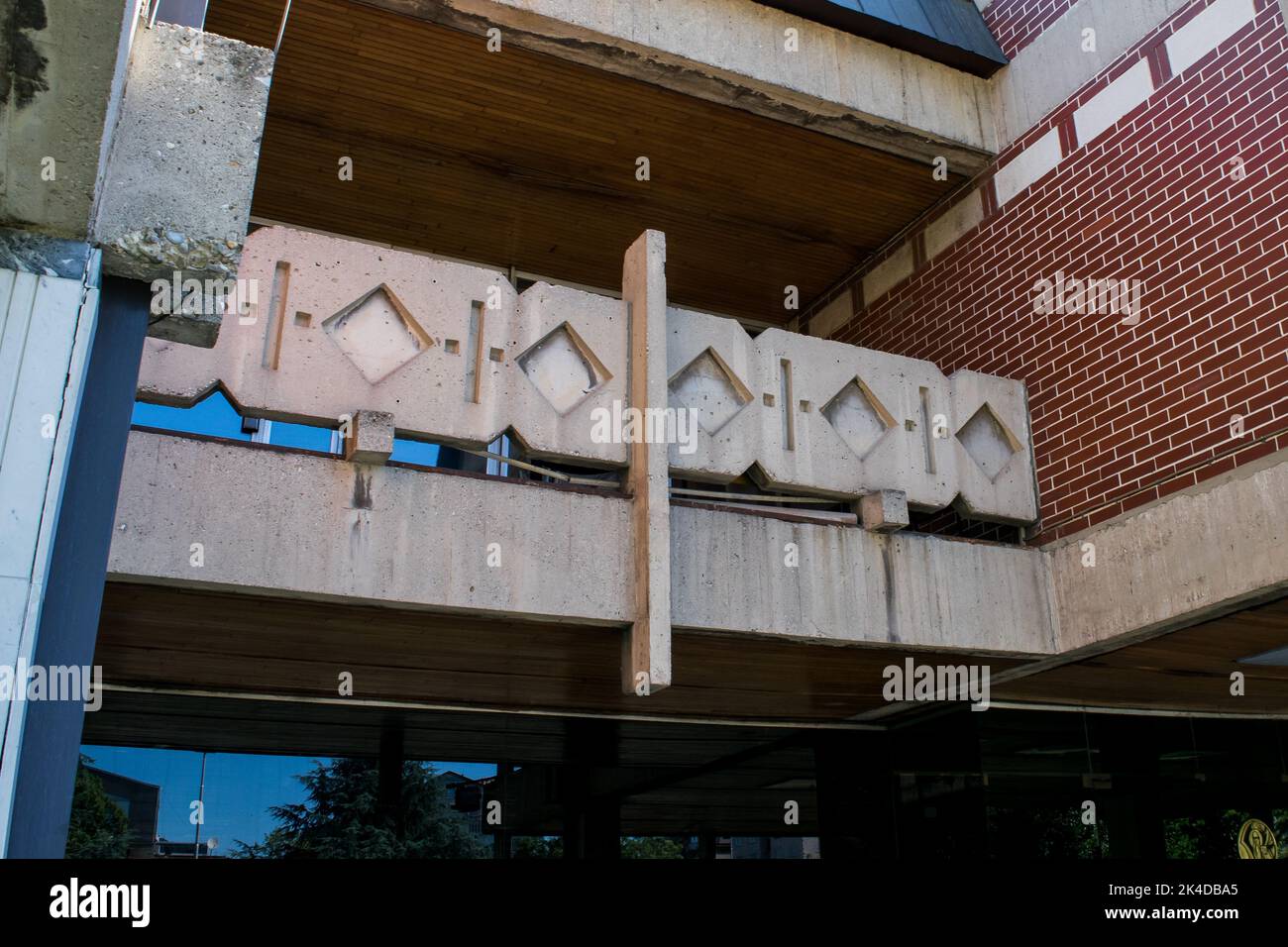 Das brutalistische Äußere und die Fassade der nationalen Universitätsbibliothek in Skopje, Nordmakedonien. Konkrete moderne Brutalismus-Architektur, kommunistische Ära Stockfoto