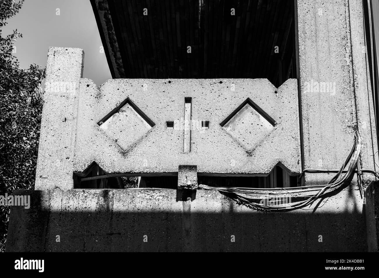 Das brutalistische Äußere und die Fassade der nationalen Universitätsbibliothek in Skopje, Nordmakedonien. Konkrete moderne Brutalismus-Architektur, kommunistische Ära Stockfoto