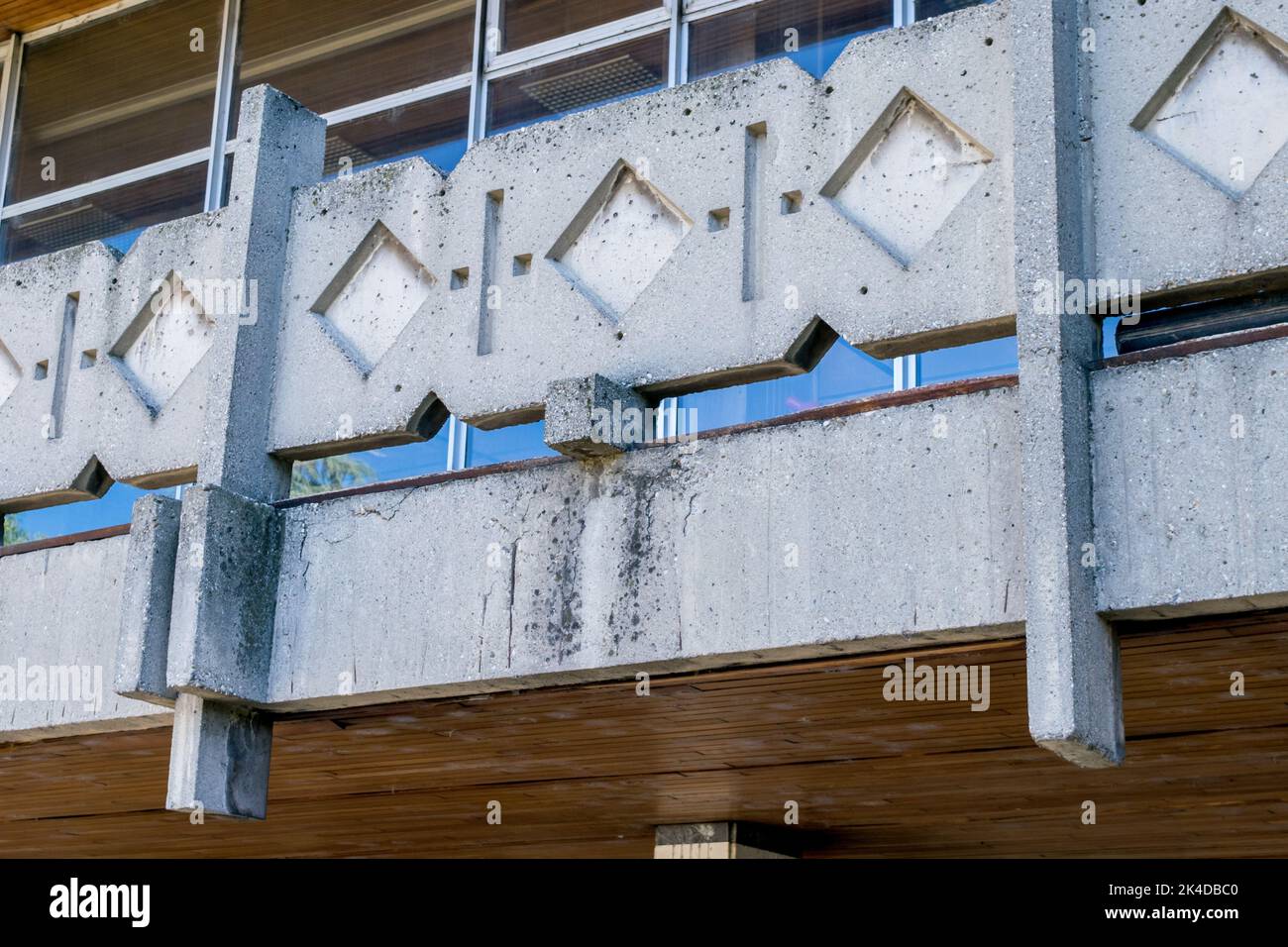 Das brutalistische Äußere und die Fassade der nationalen Universitätsbibliothek in Skopje, Nordmakedonien. Konkrete moderne Brutalismus-Architektur, kommunistische Ära Stockfoto