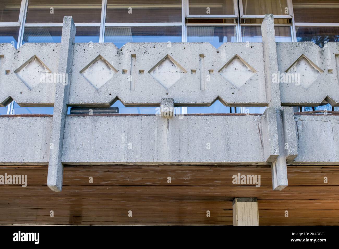 Das brutalistische Äußere und die Fassade der nationalen Universitätsbibliothek in Skopje, Nordmakedonien. Konkrete moderne Brutalismus-Architektur, kommunistische Ära Stockfoto