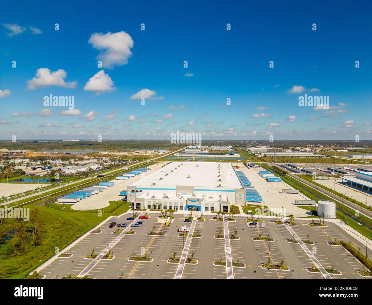 Fort Myers, FL, USA - 1. Oktober 2022: Luftdrohnenaufnahme des Vertriebslagers von Fort Myers FL Amazon Stockfoto
