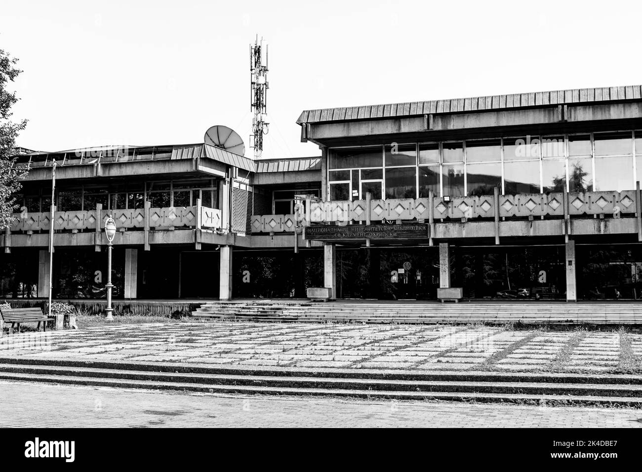 Das brutalistische Äußere und die Fassade der nationalen Universitätsbibliothek in Skopje, Nordmakedonien. Konkrete moderne Brutalismus-Architektur, kommunistische Ära Stockfoto