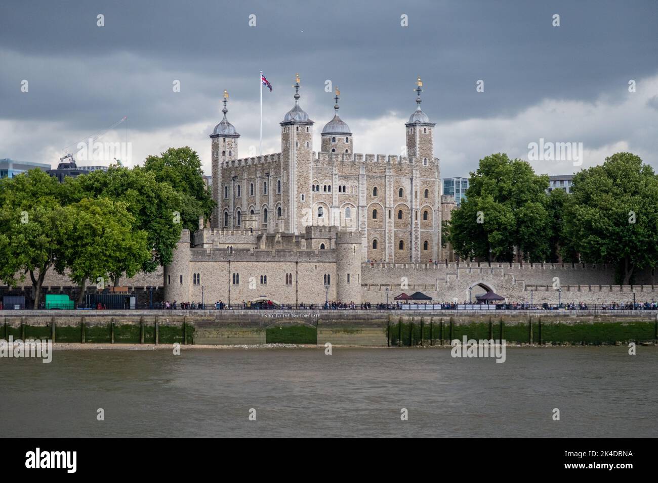 Der Tower of London mit dem Verrätertor vor der Themse Stockfoto