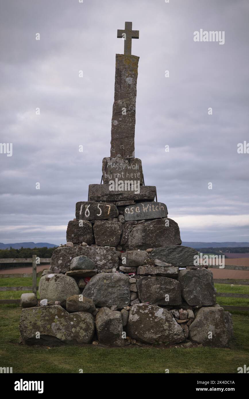 Außerhalb des Dorfes Dunning in Perthshire befindet sich ein Denkmal der Maggie Wall, das 1657 als Hexe an diesem Ort verbrannt wurde Stockfoto