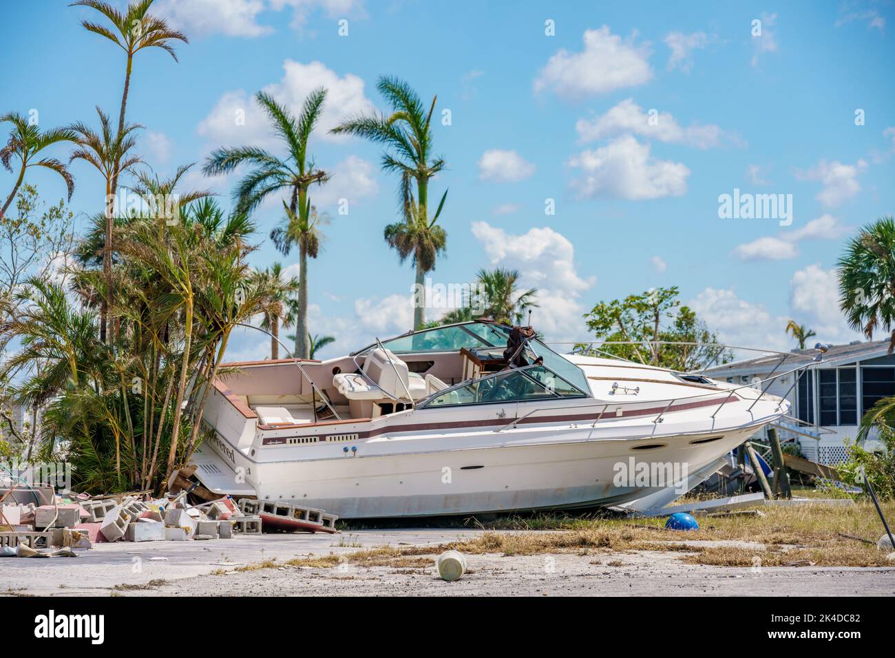 Fort Myers, FL, USA - 1. Oktober 2022: Das Boot wurde nach einem starken Wasseranstieg in Fort Myers, der Zerstörung des US-amerikanischen Vorfahrers, vom Hafen an Land gehoben Stockfoto