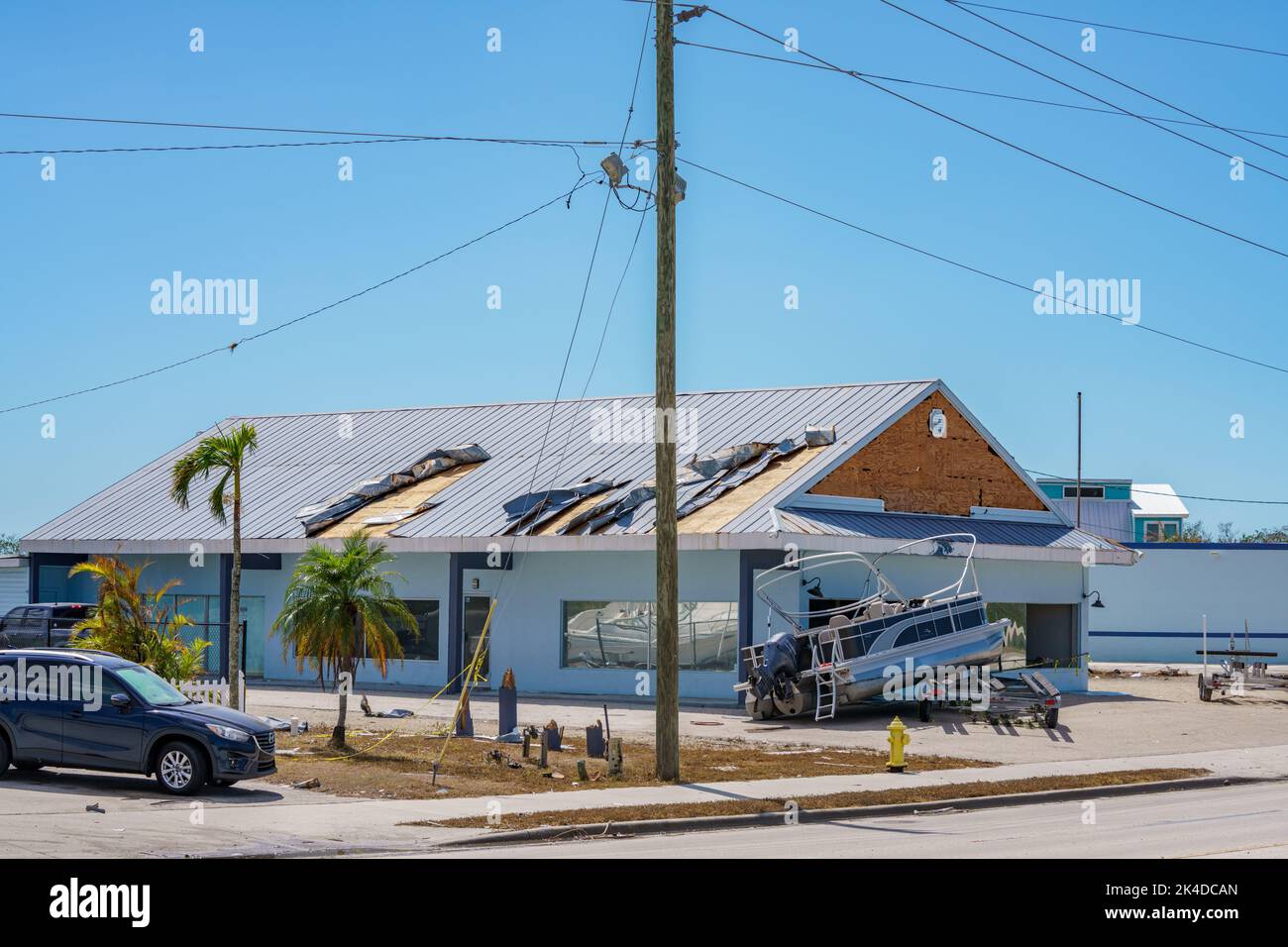 Fort Myers, FL, USA - 1. Oktober 2022: Metalldächer werden von Hurrican Ian Fort Myers FL abgewetzt Stockfoto